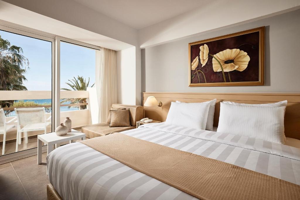 غرفة بسرير مزدوج بإطلالة على البحر