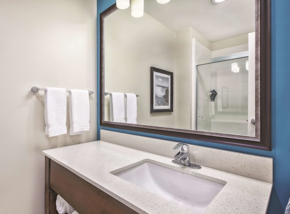 La Quinta Inn And Suites By Wyndham Niagara Falls 9/27