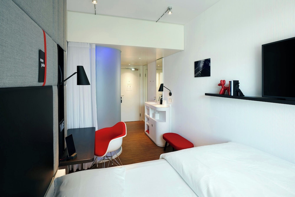 غرفة بسرير كينج في طابق مرتفع، citizenM Zurich 2/8