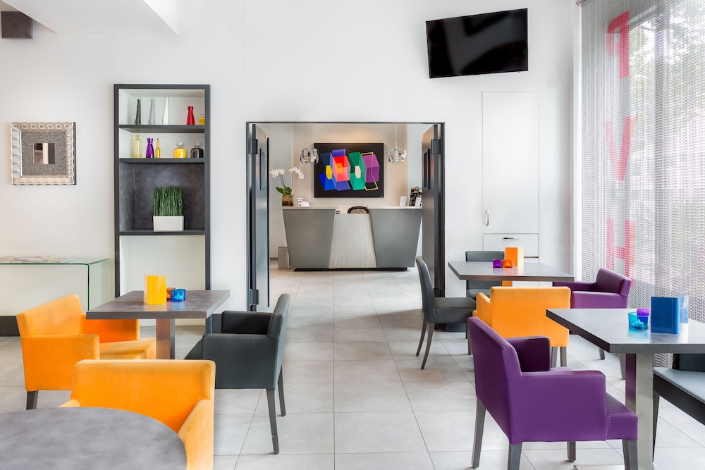 Porte de Versailles Hotel 41/48