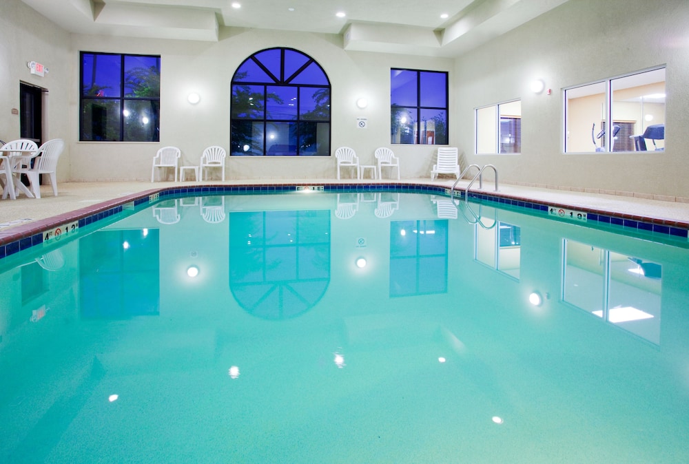 Holiday Inn Express & Suites Rocky Mount/Smith Mtn Lake 3/75