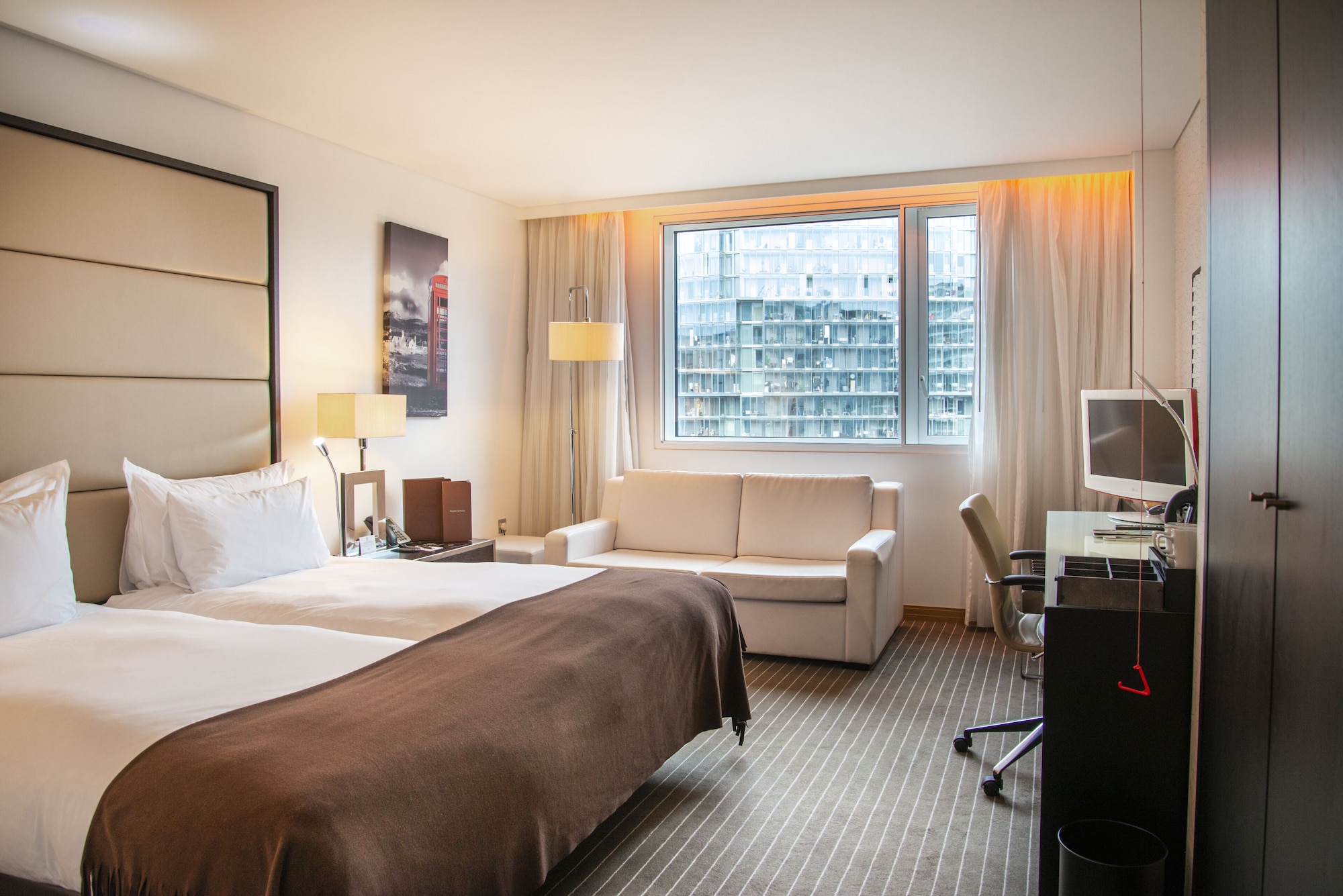DELUXE, TWIN BEDS