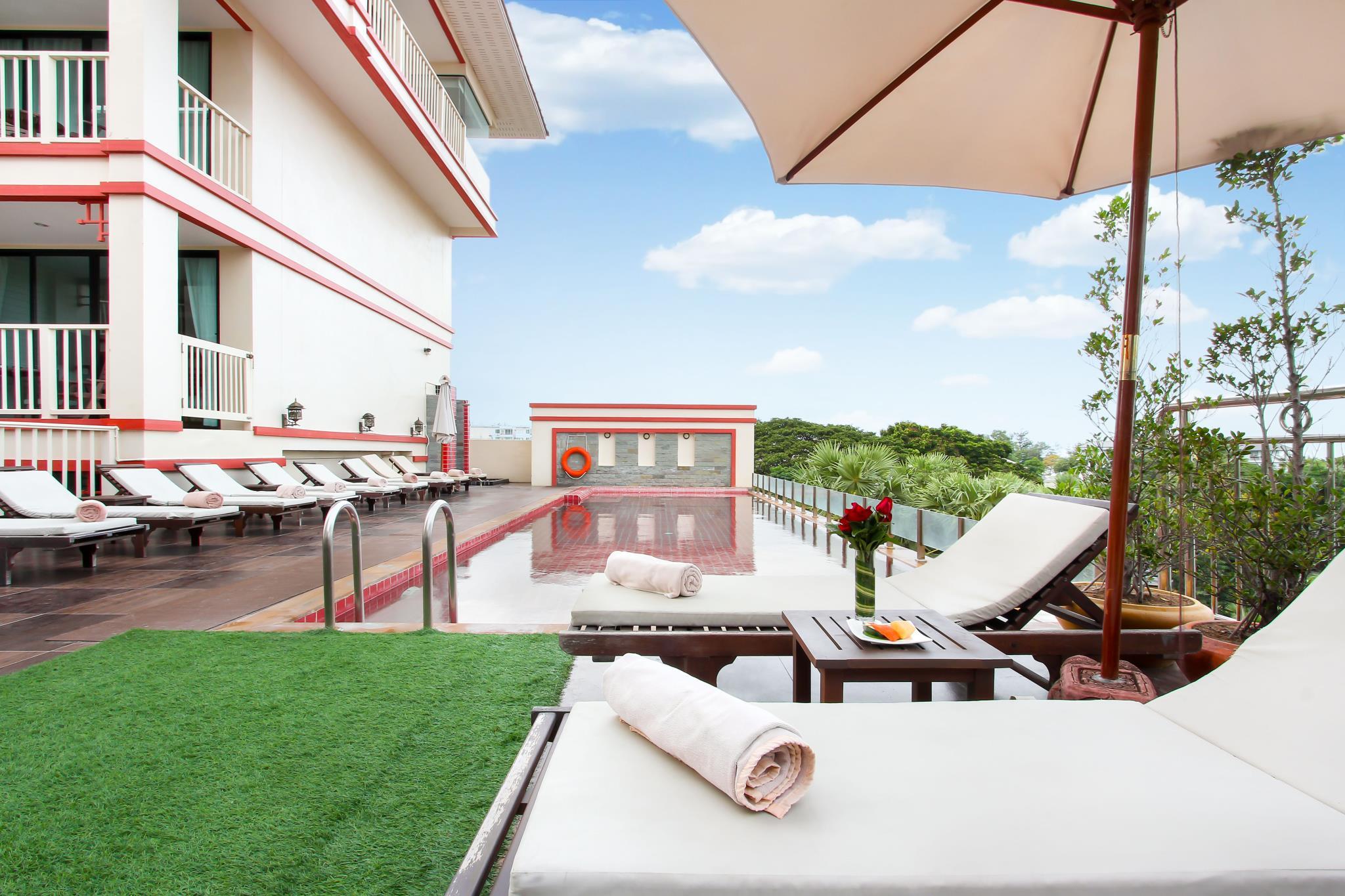 DELUXE POOL VIEW