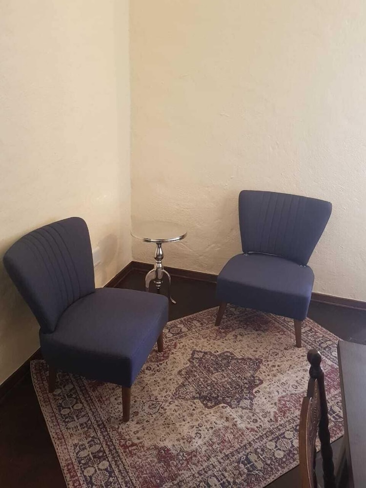 Airport Tower Lodge 27/47
