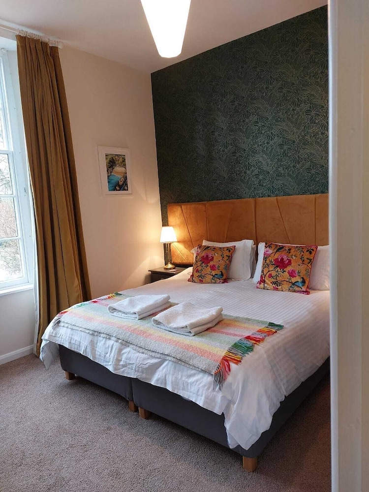 Laston House 10/50