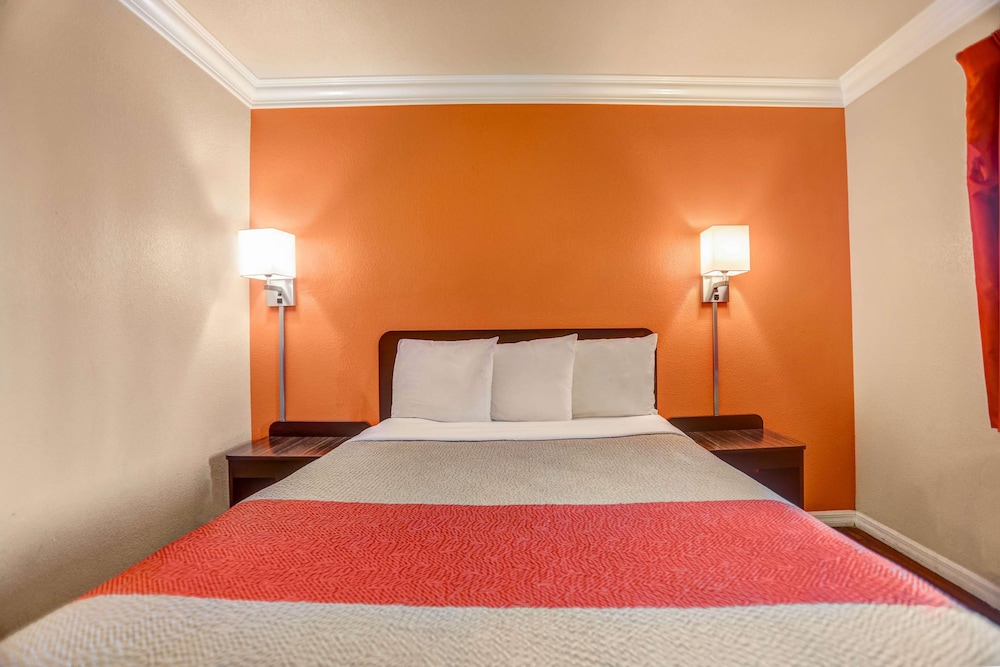 DELUXE, QUEEN BED, SMOKING
