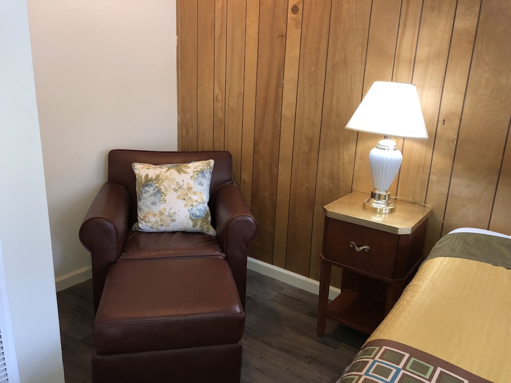 Cedar Inn & Suites 41/64