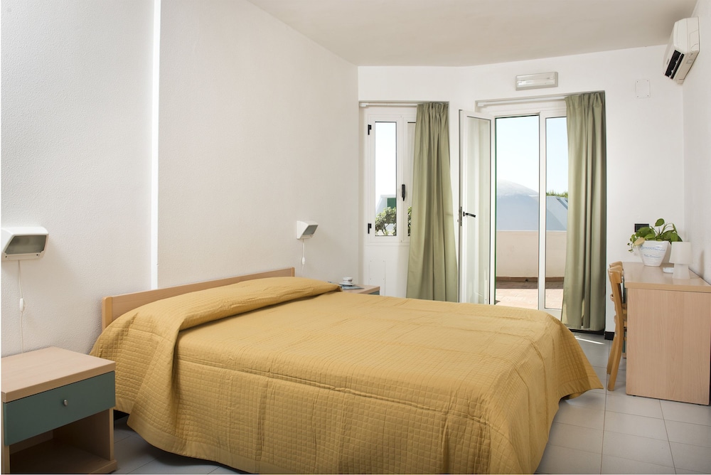 Connecting, Family, 1 Double and 3 Single Beds