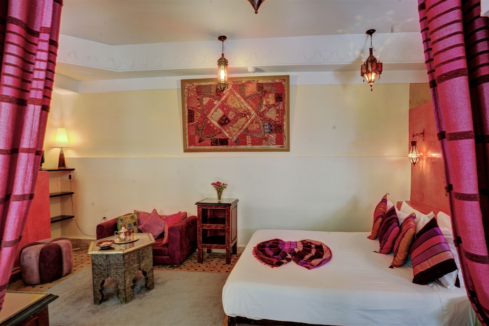 ROMANTIC, DOUBLE BED