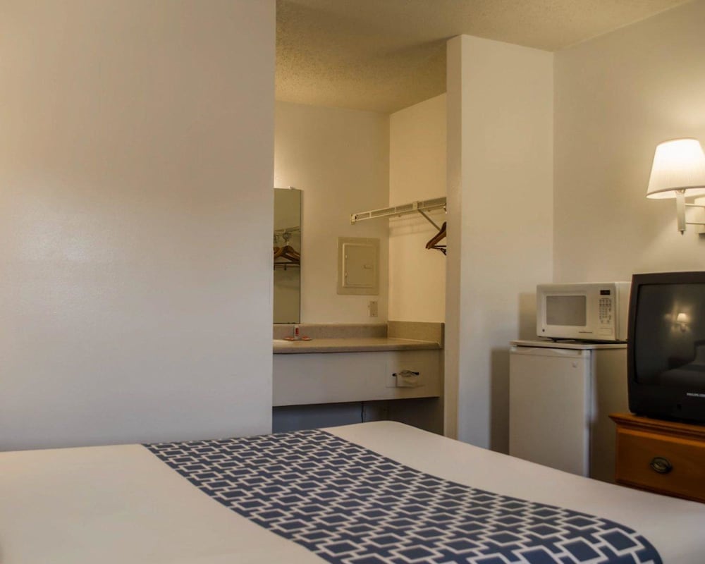 Econo Lodge Crystal River 10/26