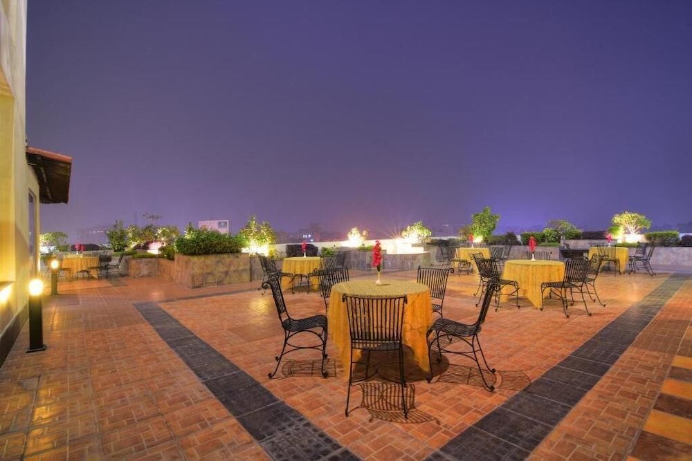 Hotel Chanakya Patna 30/34