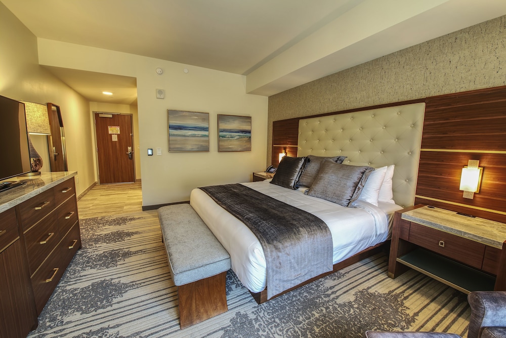 DELUXE, KING BED, BALCONY