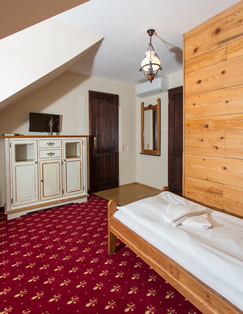 Revesz Hotel 10/42