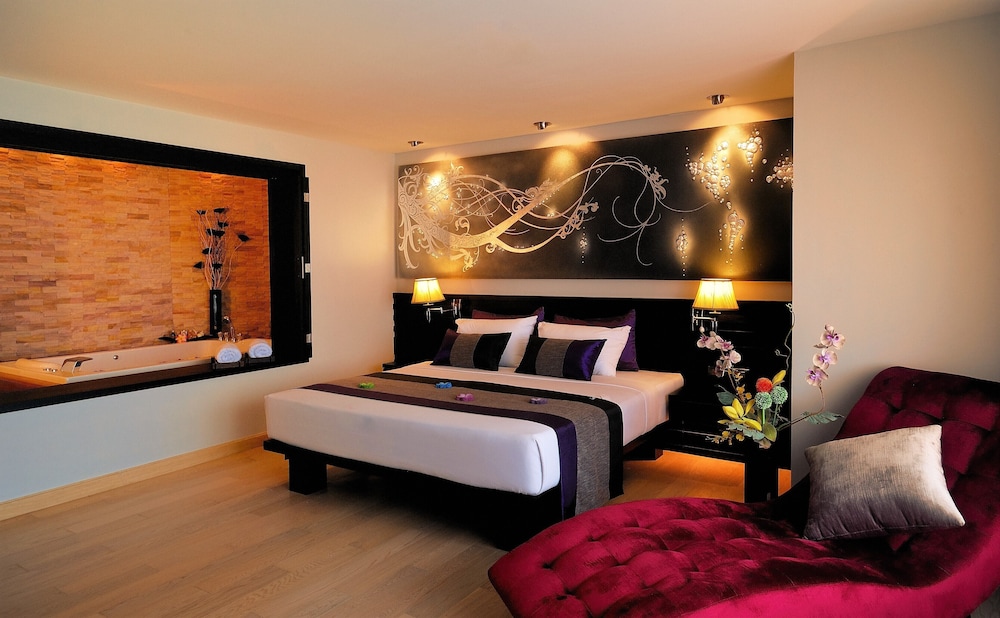Diplomat, Suite, King Bed, Corner