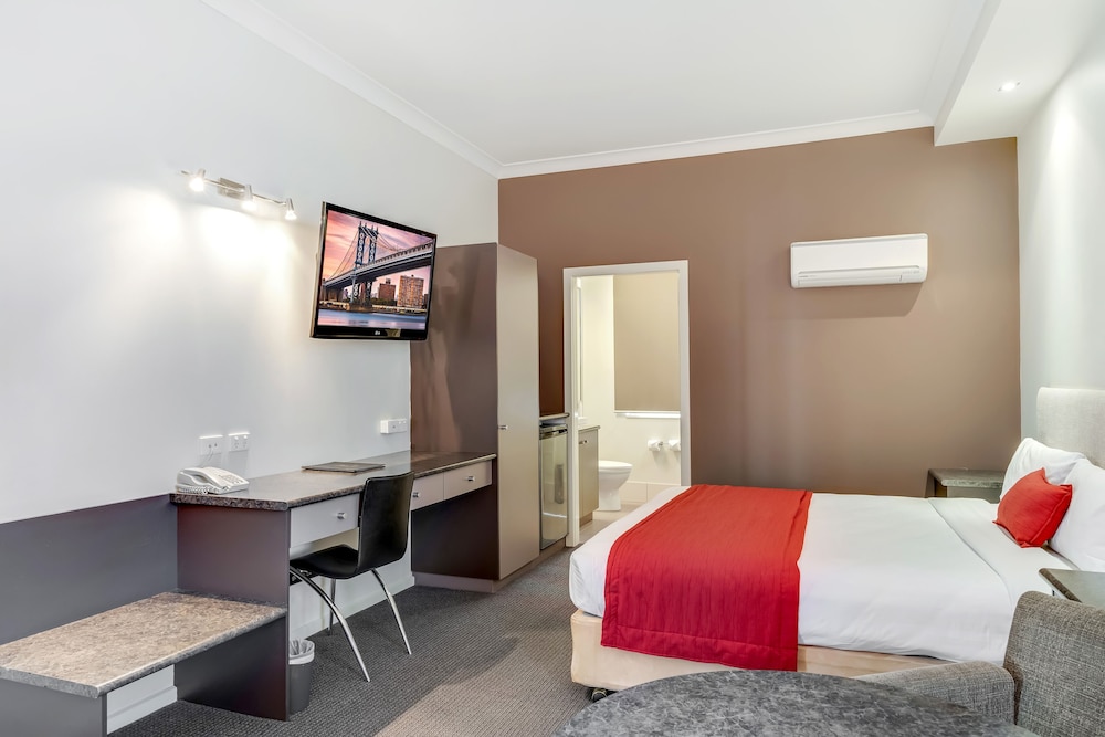 Prince of Wales Motor Inn 36/64