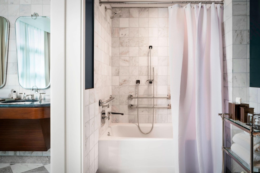 غرفة قياسية بسرير كينج، PERRY LANE HOTEL, A LUXURY COLLECTION HOTEL, SAVANNAH 5/5
