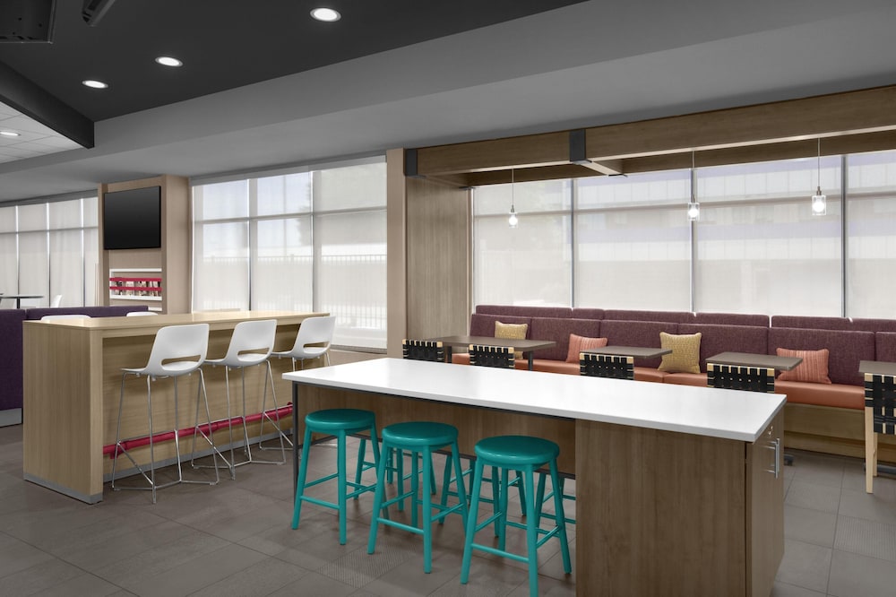 Tru by Hilton Midland East 27/39