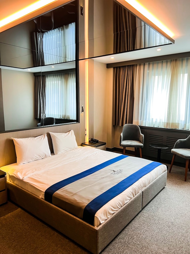 DELUXE, DOUBLE BED, JETTED TUB, ANNEX