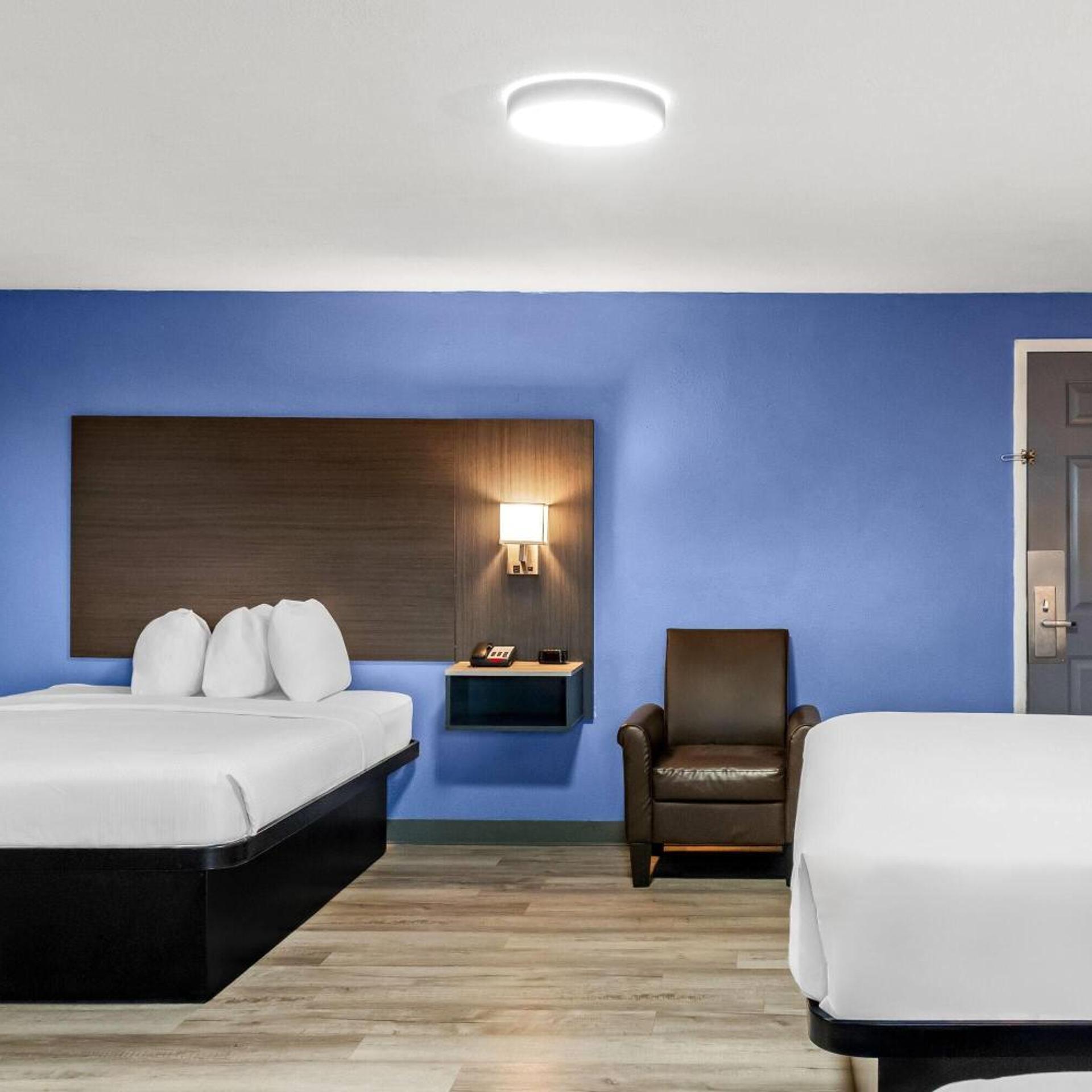 Room, 3 Queen Beds, Queen Bed