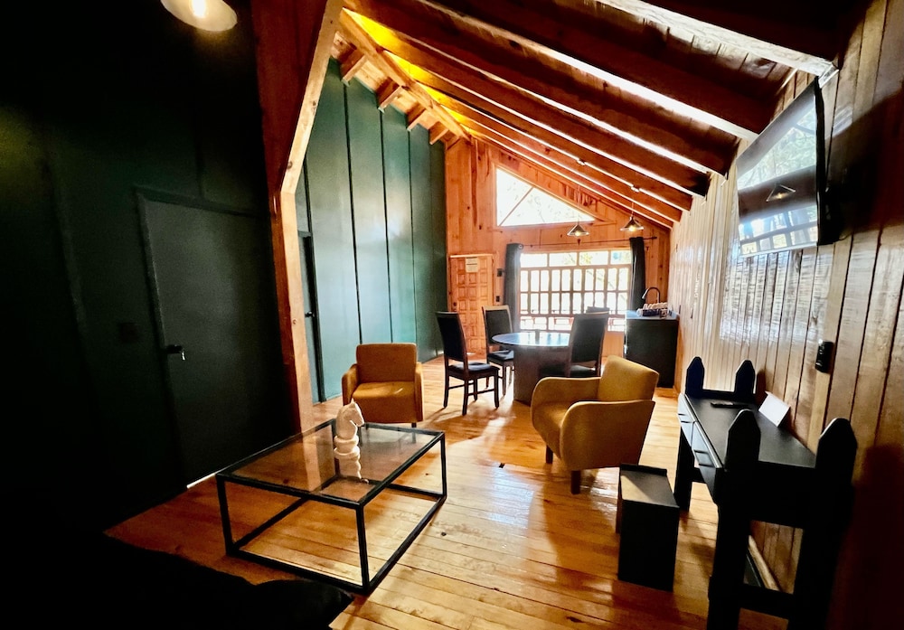 PINE TREE Hotel Boutique and Cabanas 36/56