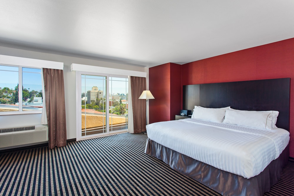 Holiday Inn Express Hollywood Walk of Fame An Ihg Hotel 17/65