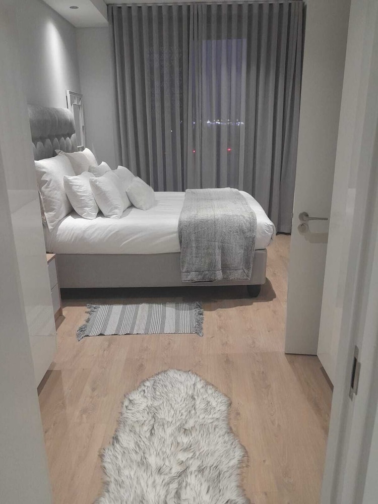 Ellipse Executive Apartment 18/50