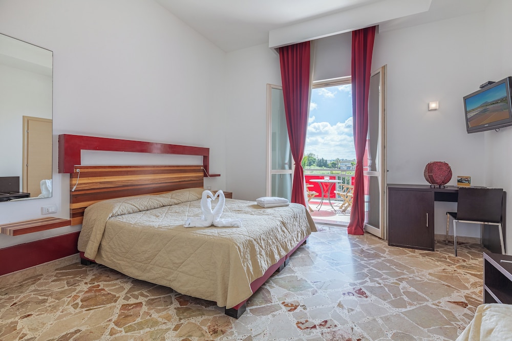 ROOM, DOUBLE BED