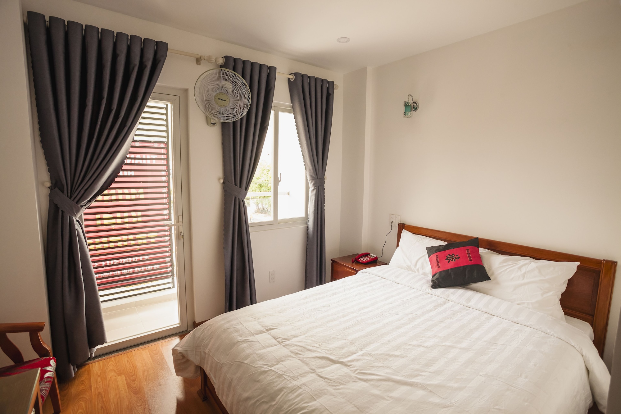 ROOM, SINGLE, MOUNTAIN VIEW