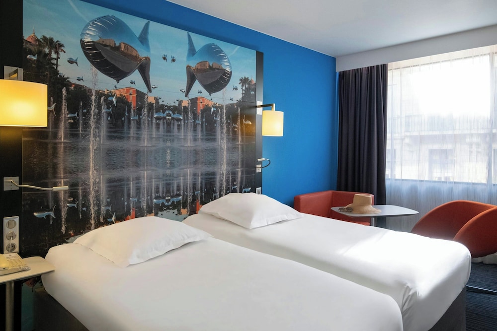 Classic, Twin Beds, City View