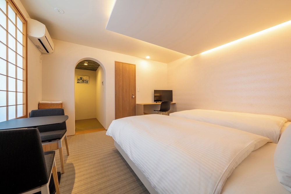 Hachi Inn 8/49