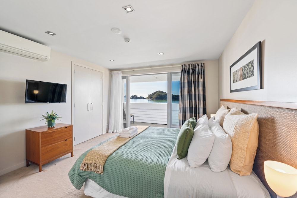 The Waterfront Suites Heritage Collection 19/50
