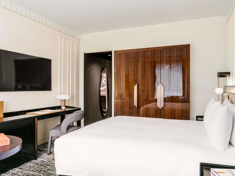 SIGNATURE, KING BED, SKYLINE VIEW, HIGH FLOOR