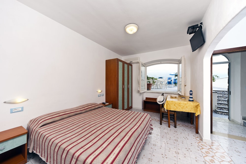 Private, Studio, 1 Queen and 1 Bunk Bed