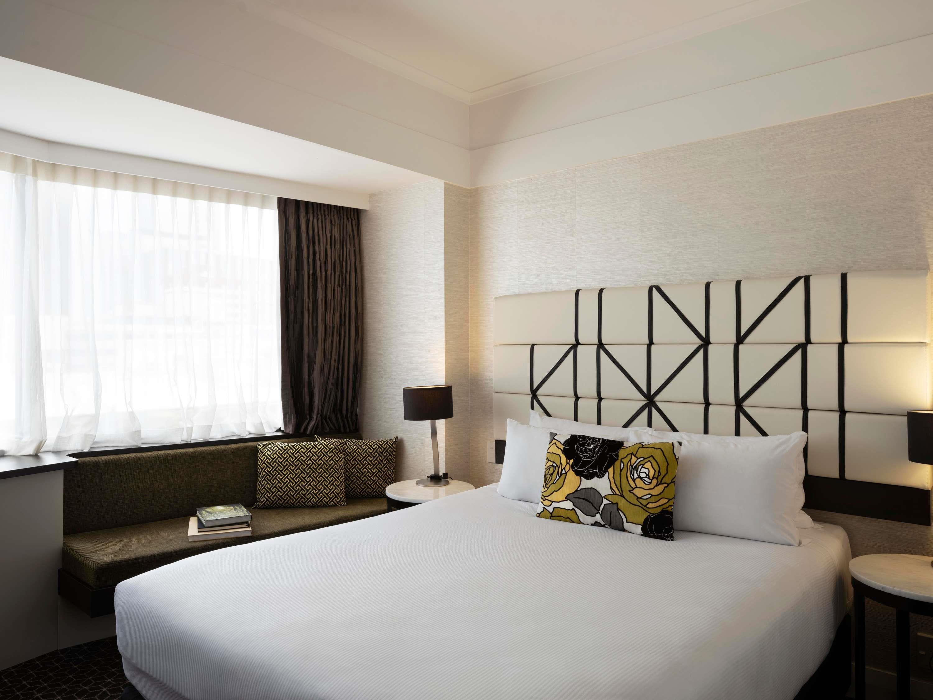 SUPERIOR, QUEEN BED, CITY SIDE