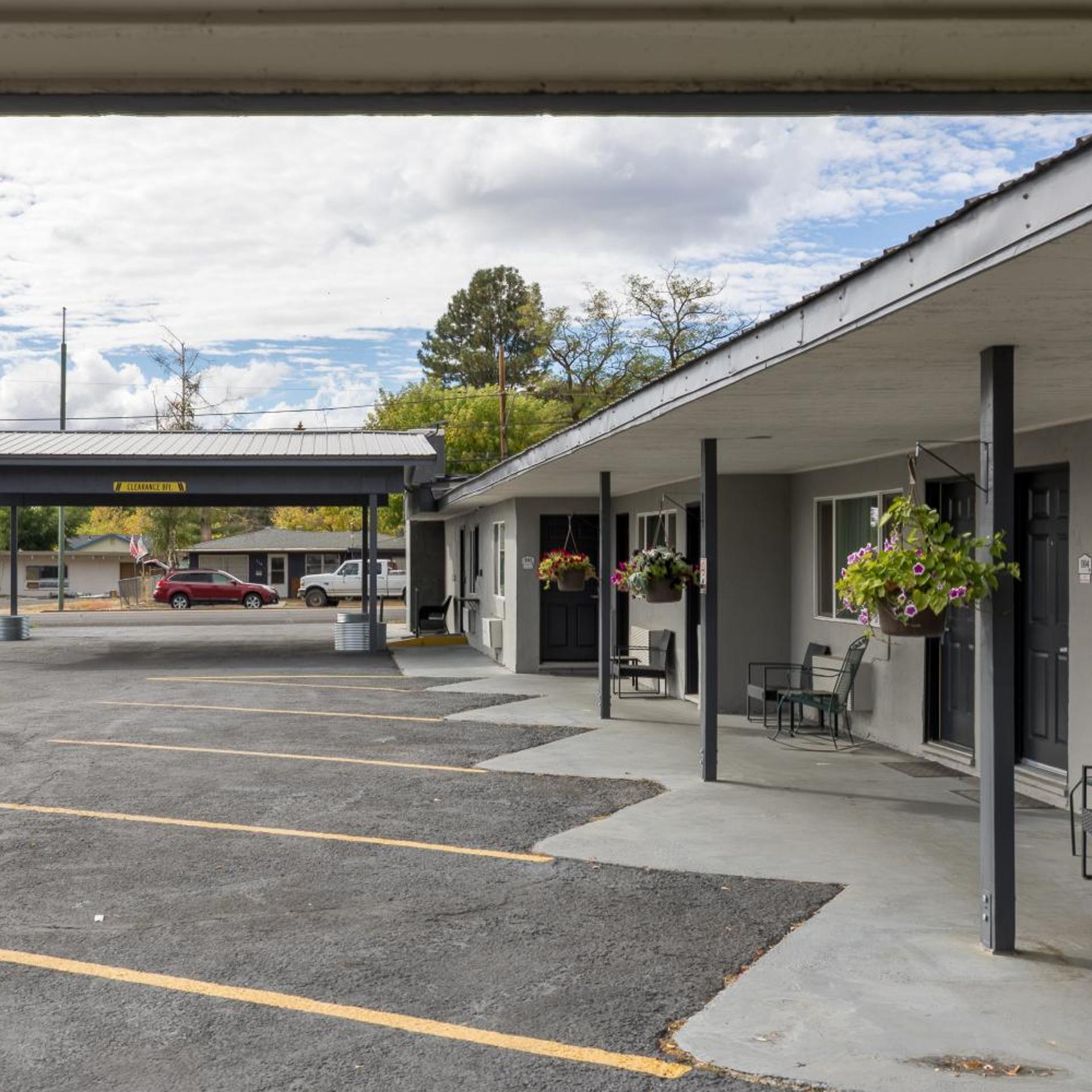 Oregon Trail Inn and Suites 40/50