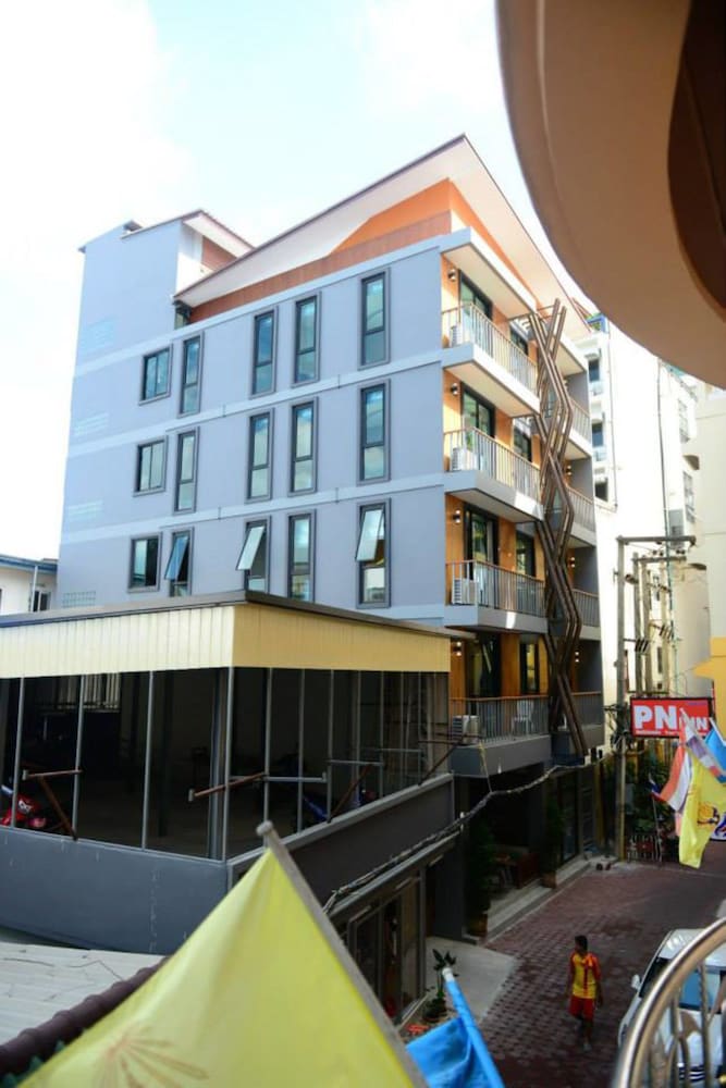 P 72 Hotel Bar 3/50