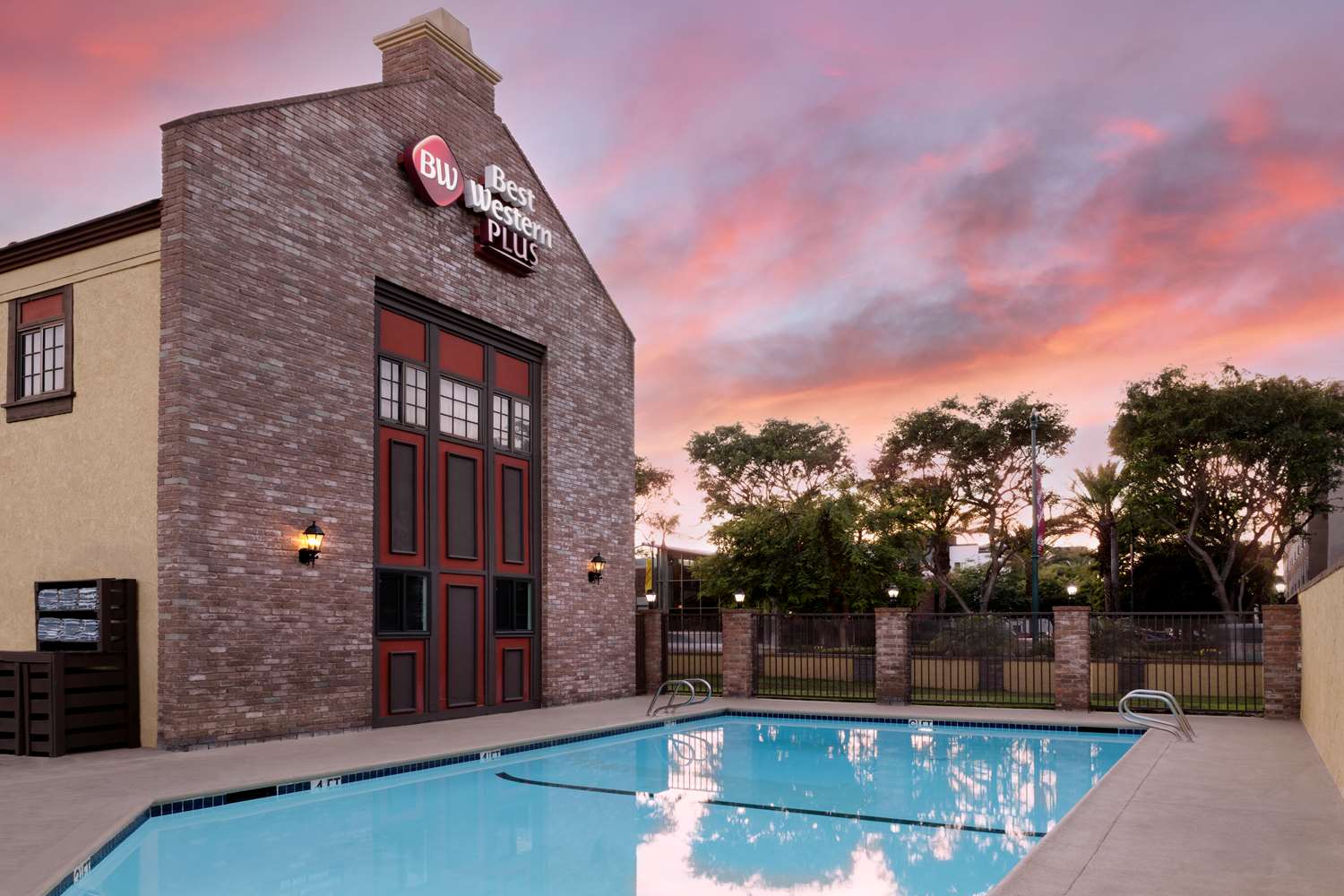 Best Western Plus Raffles Inn & Suites 2/34