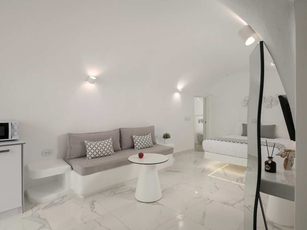 White Concept Caves - Adults Only 21/34
