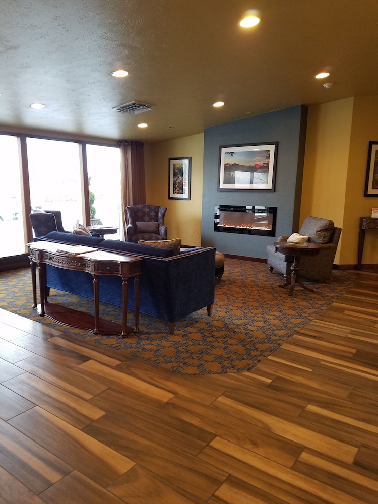 Comfort Inn & Suites Ashland, OR 25/40