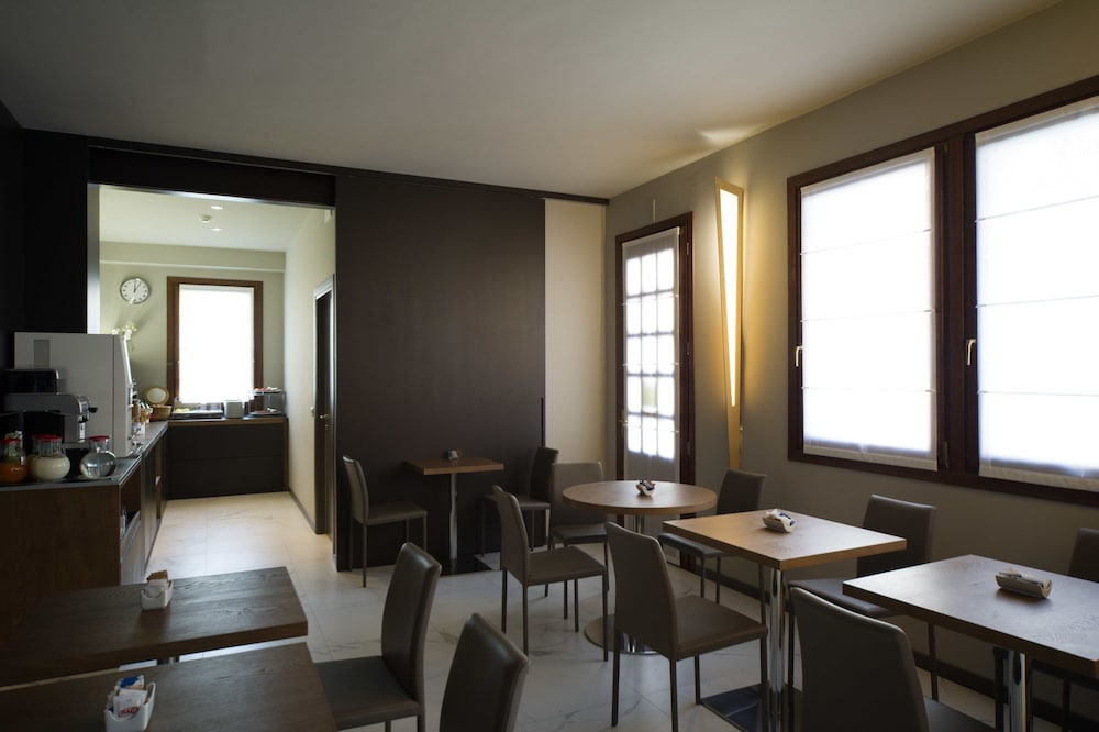 Aaron Hotel 45/54