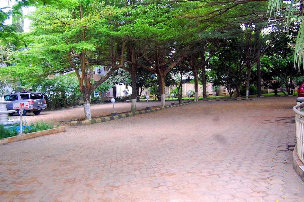 De-B Garden Hotel 33/38