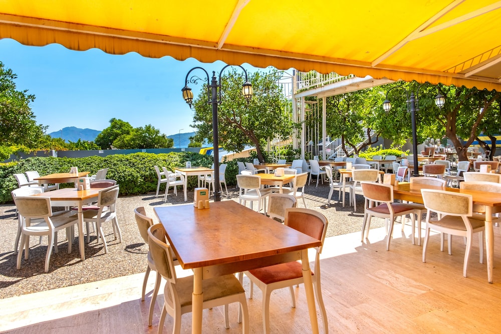 Caprice Beach Hotel 48/67