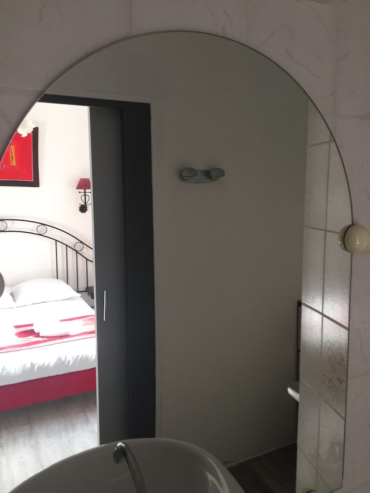 HOSTELLERIE DE LA SOURCE 16/49