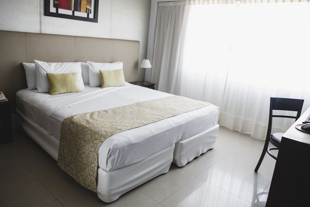 ROOM, DOUBLE BED