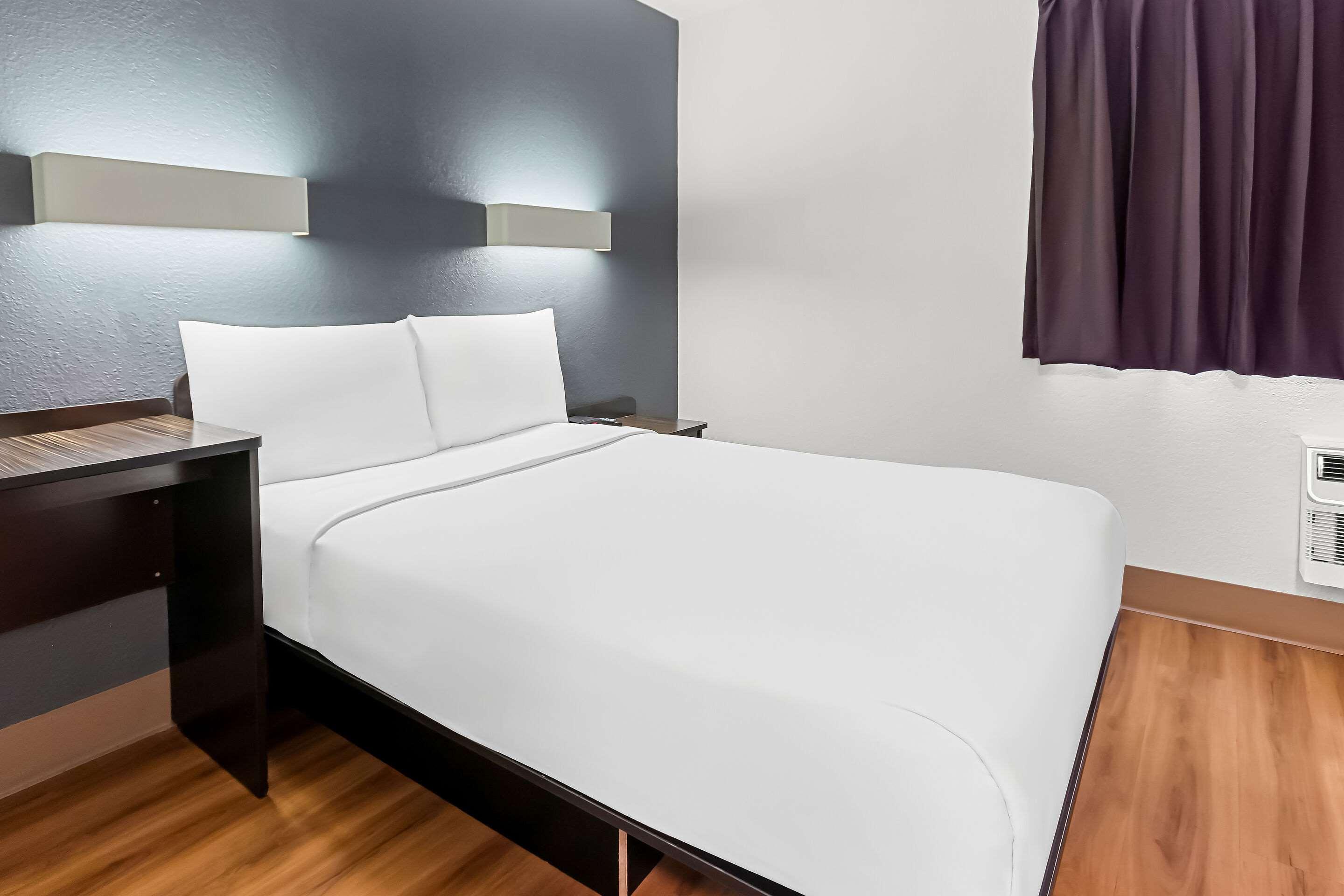 Room, Double Bed, Accessible, Econo Lodge Idaho Falls, ID 2/5