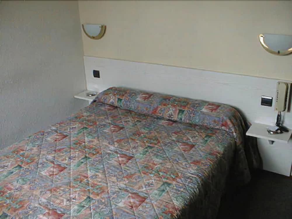 Hotel Ferney Republique 10/25