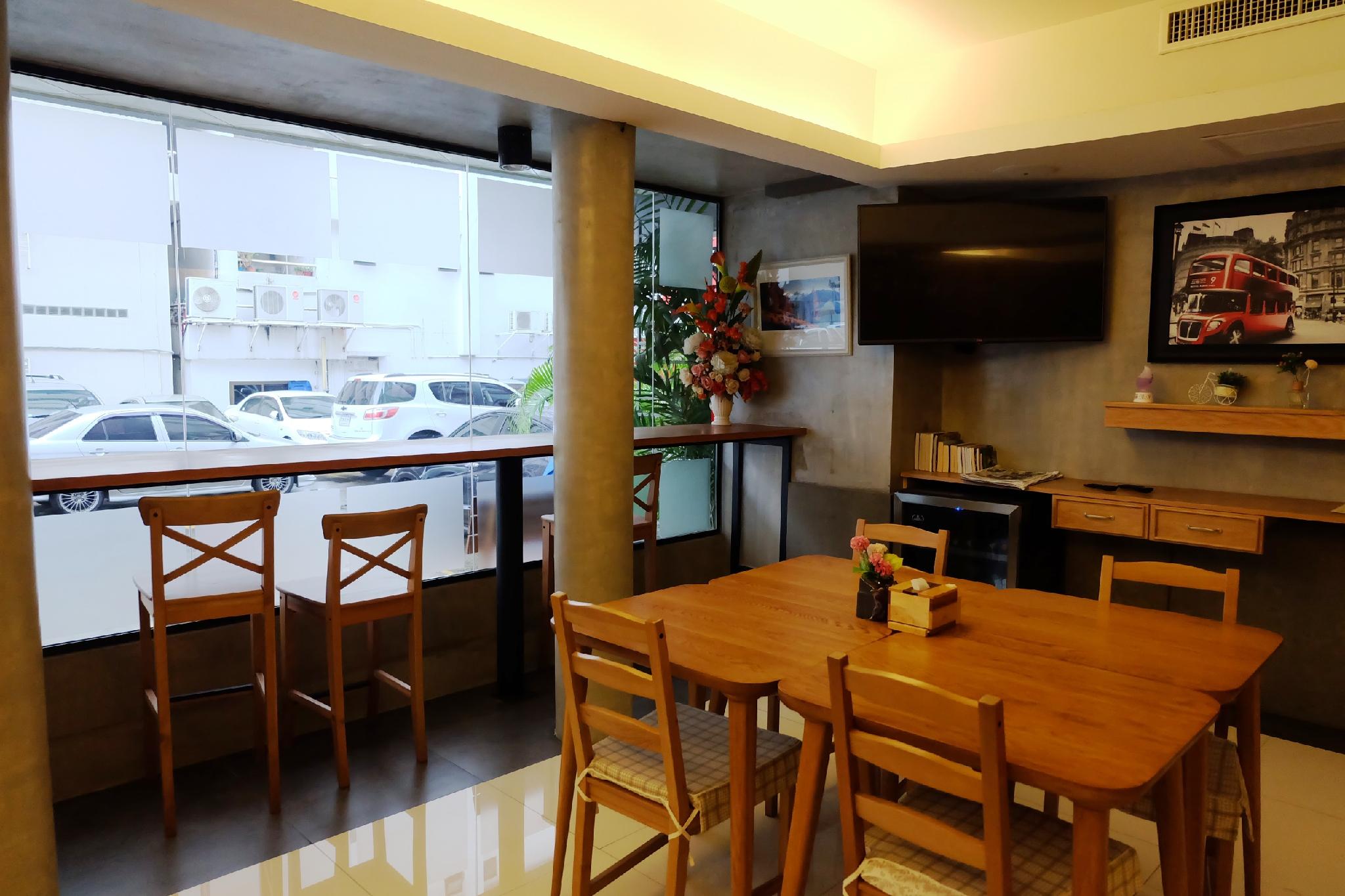 Cozy At 9 Hotel And Kitchen 75/85