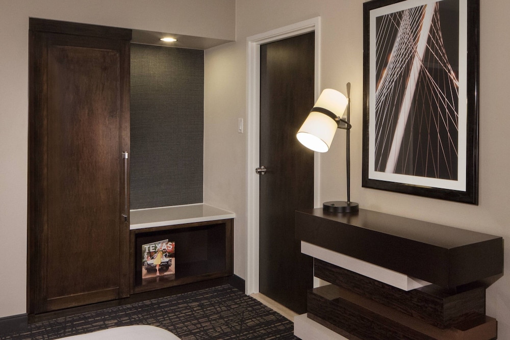 Marriott Suites Dallas Market Center 18/62
