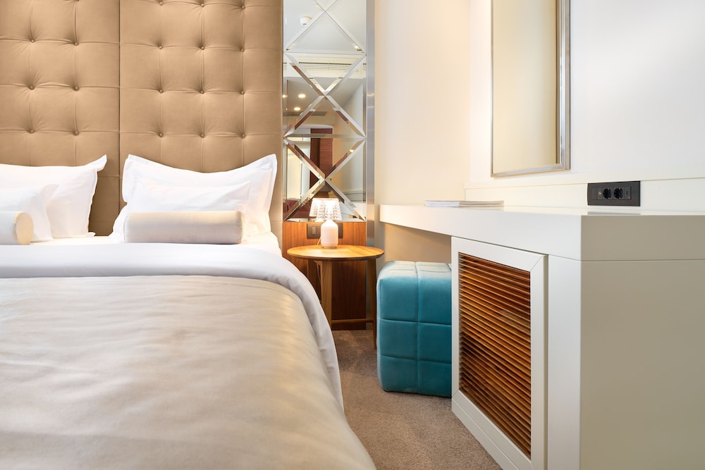 STANDARD, DOUBLE BED, CITY VIEW