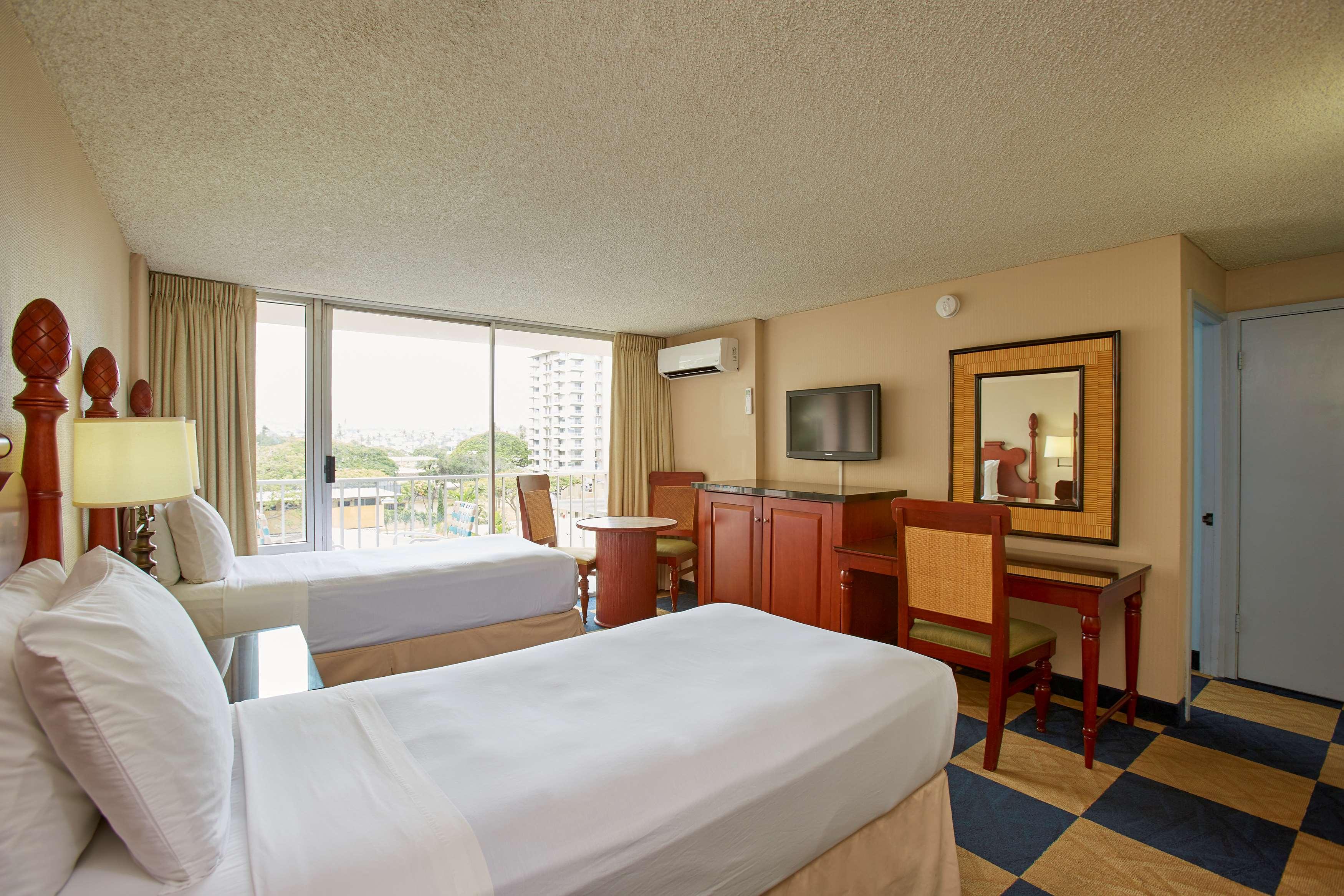 1 BEDROOM, SUITE, KITCHENETTE